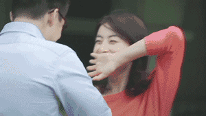 霍启刚郭晶晶甜蜜爱情上热搜，两人带儿子看书展，生活简单却幸福