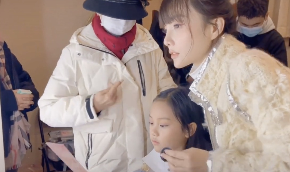 李小璐晒女儿钢琴演出花絮视频，甜馨安吉同框，男帅女靓超养眼