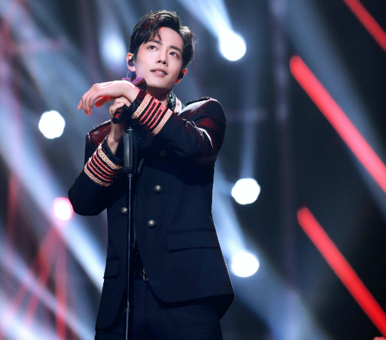 重蹈肖战覆辙？王俊凯“教师粉”带学生录视频