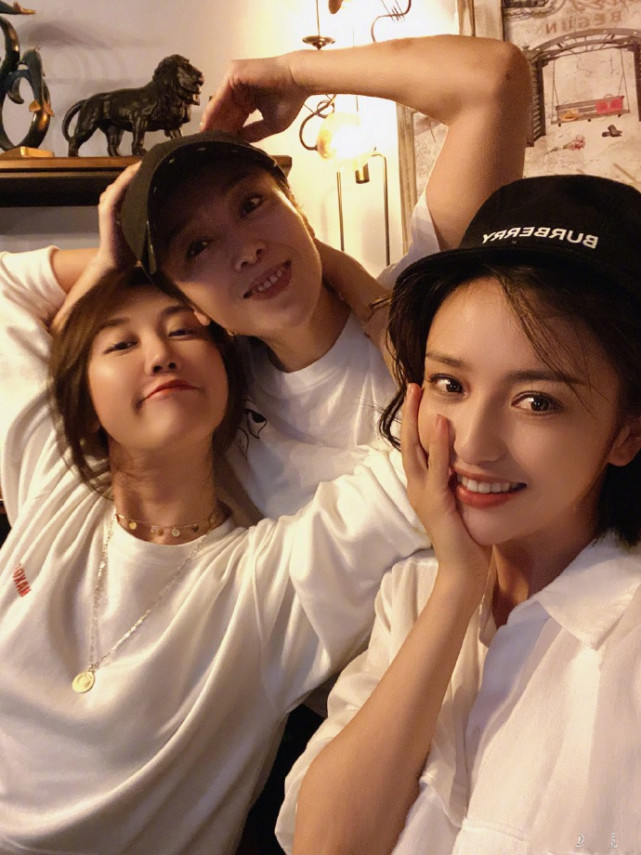 乌龙！佟丽娅回应与神秘男“手牵手”：想抢单被老板硬给推出来了