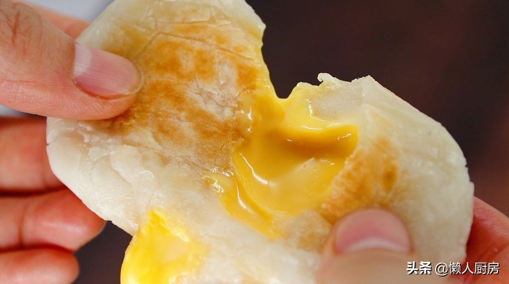 年糕不用買，撒點糯米粉，加點熱水自己做，咬一口，還會爆漿