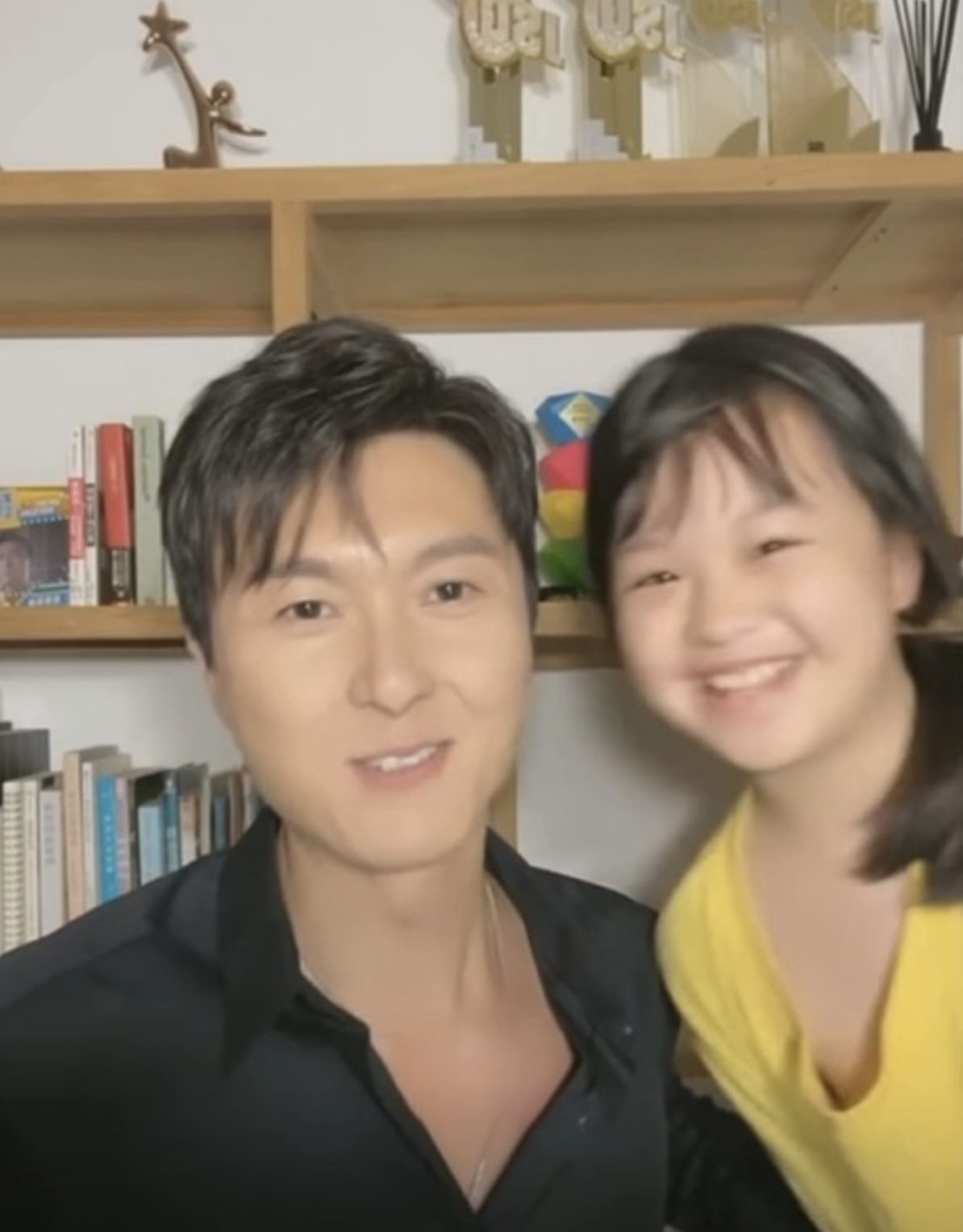 王浩信做直播与女儿互动，父女罕见同框，9岁女儿笑容灿烂很可爱