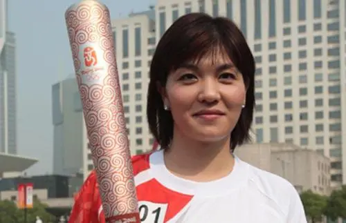 为中国拿下首枚游泳金牌的“泳坛女神”庄泳，她如今怎么样了？