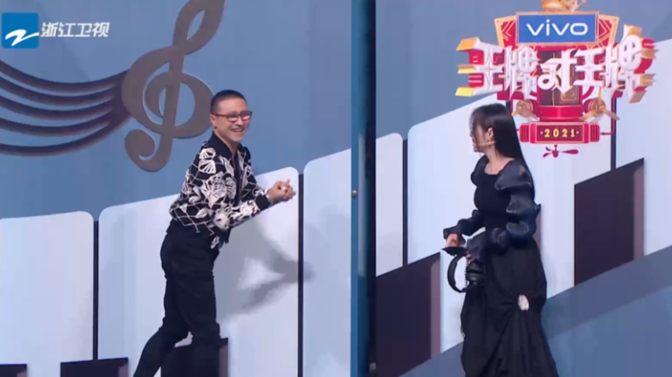 Ace put together art hold little fresh pork in both hands by force, camera lens of Zhang Jing glume is cut not, wang Su Long takes transcribe to become setting board