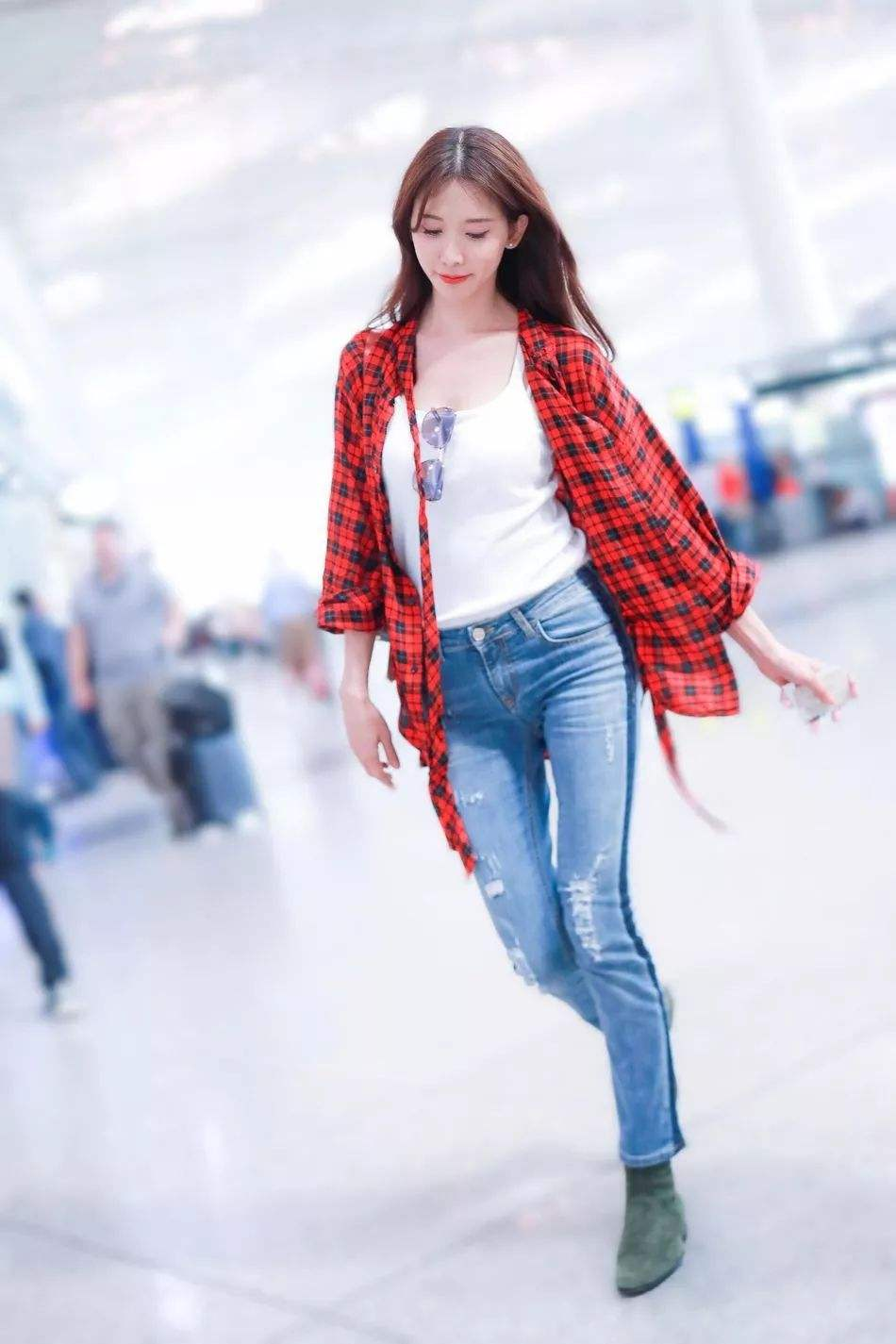 45岁林志玲婚后了不得，牛仔裤这么紧照样穿，简