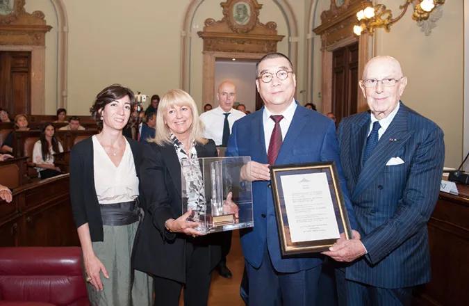 助力广州时尚之都全新启航，卜晓强荣获“花城时尚杰出贡献奖”