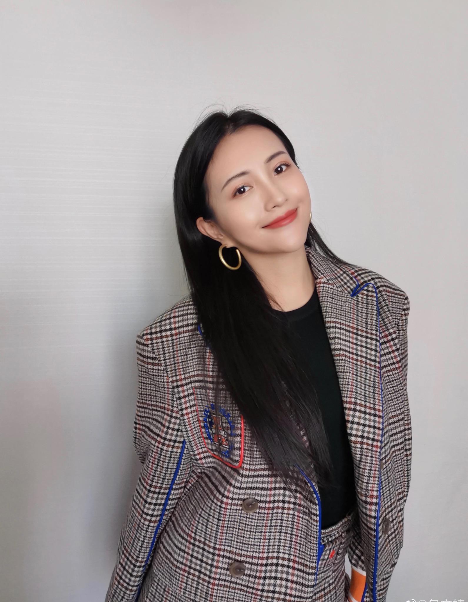 包文婧这次好有个性,廓形西装搭配的阔腿裤中间断开一截,好时尚