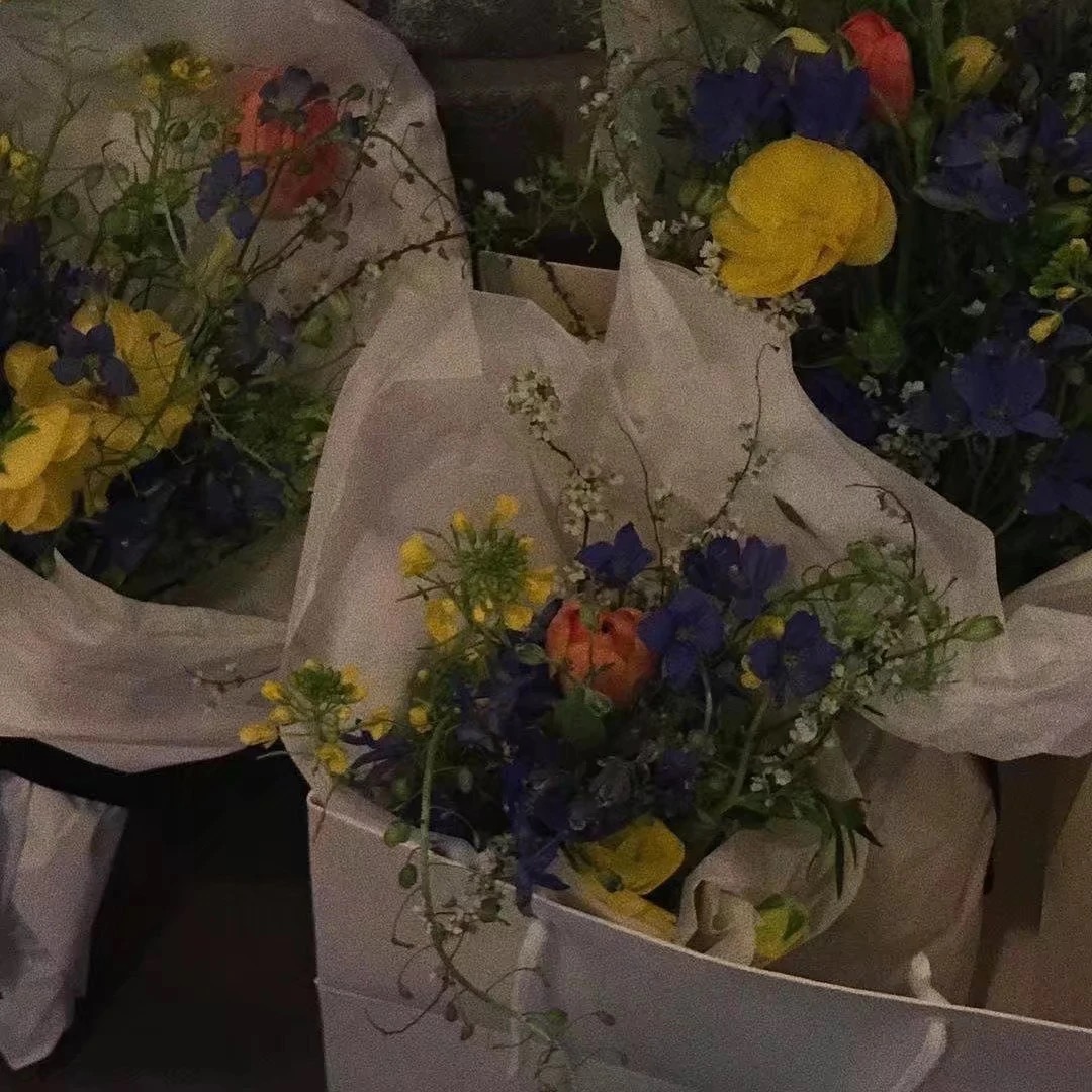 30条简短好读的情商文案：与人交谈时，首先找对方感兴趣的话题