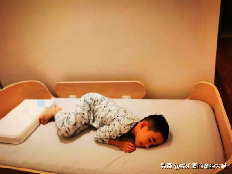 有種“挑著長”叫陳胤捷，完美避開媽媽基因，與陳小春複製粘貼