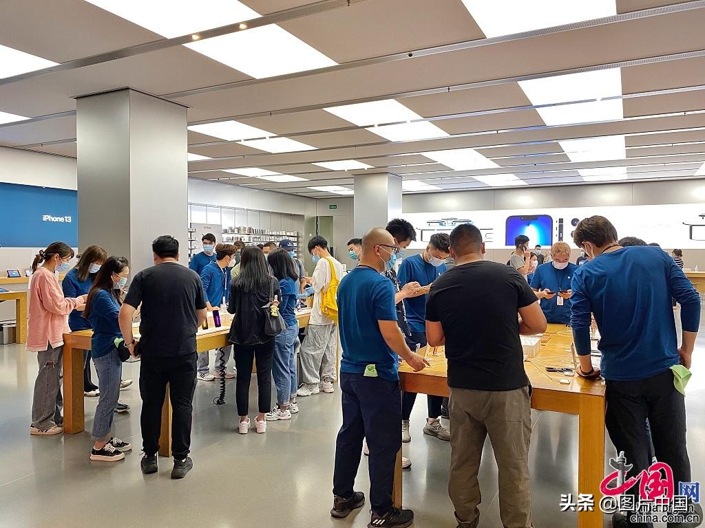 iPhone13发售 市民排队选购