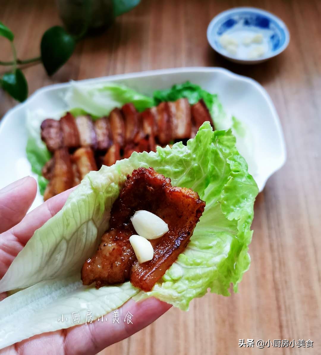 在家烤肉很简单，五花肉这样腌制好，平底锅也能烤肉，尝一口真香