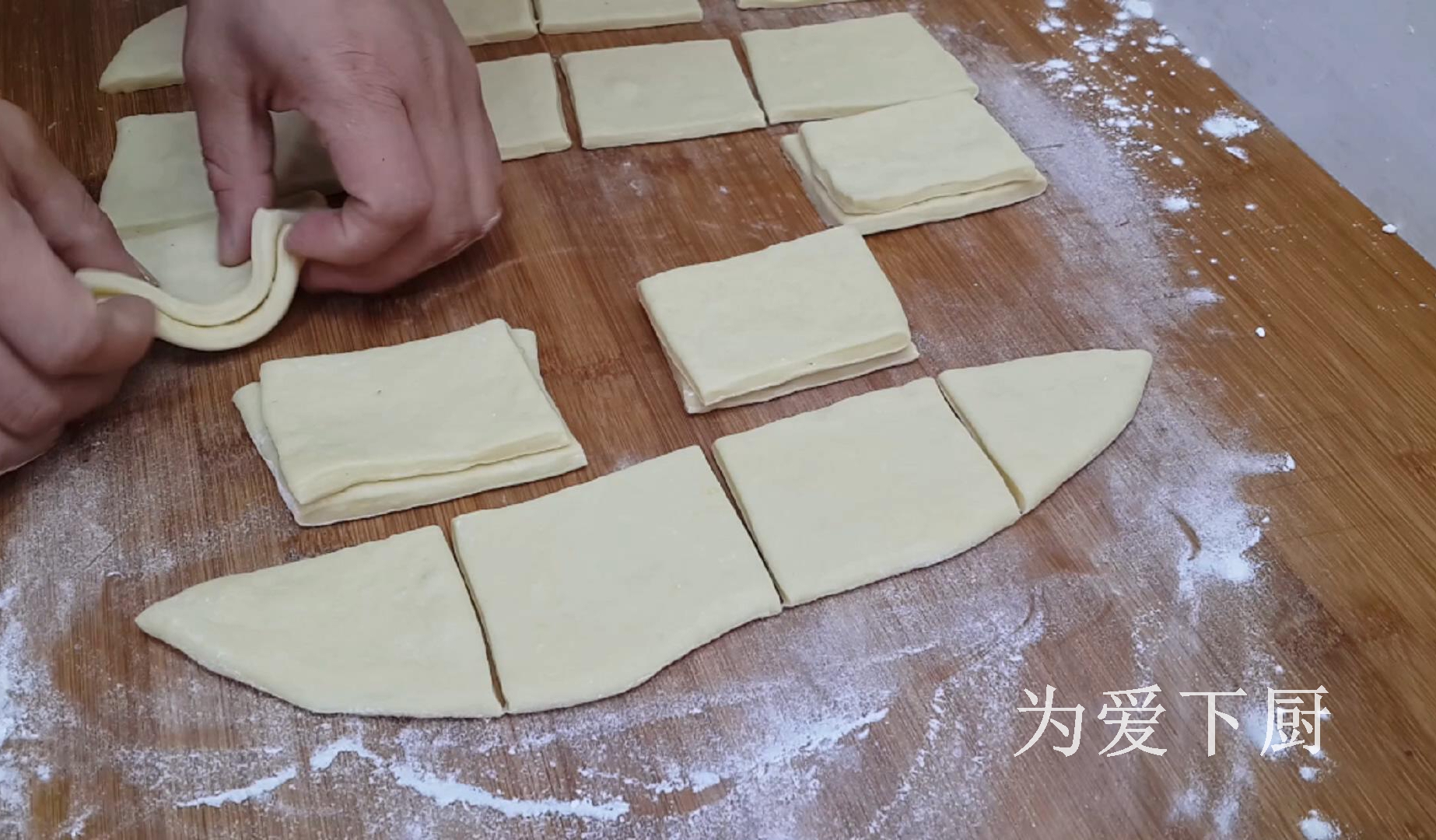 2個雞蛋，半斤麵粉，鍋裡炸一炸，鬆軟又香甜，比麵包油條還好吃