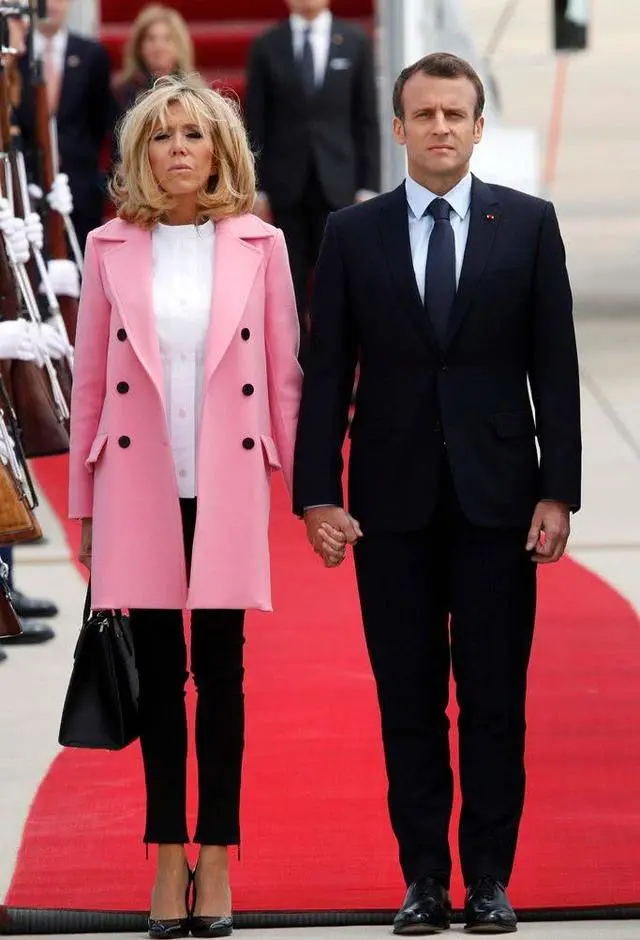 法第一夫人粉衣亮相，又一次扮嫩失败，满屏的