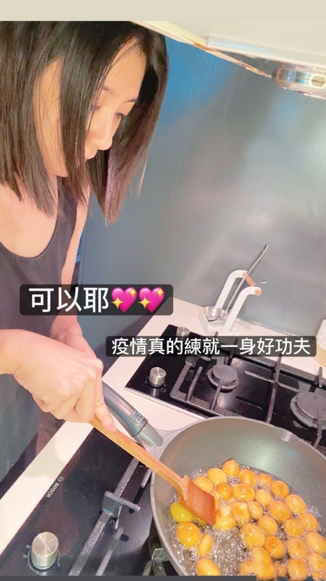 贾静雯亲自为女儿做美食，咘咘大赞妈妈厨艺，吃货模样古灵精怪