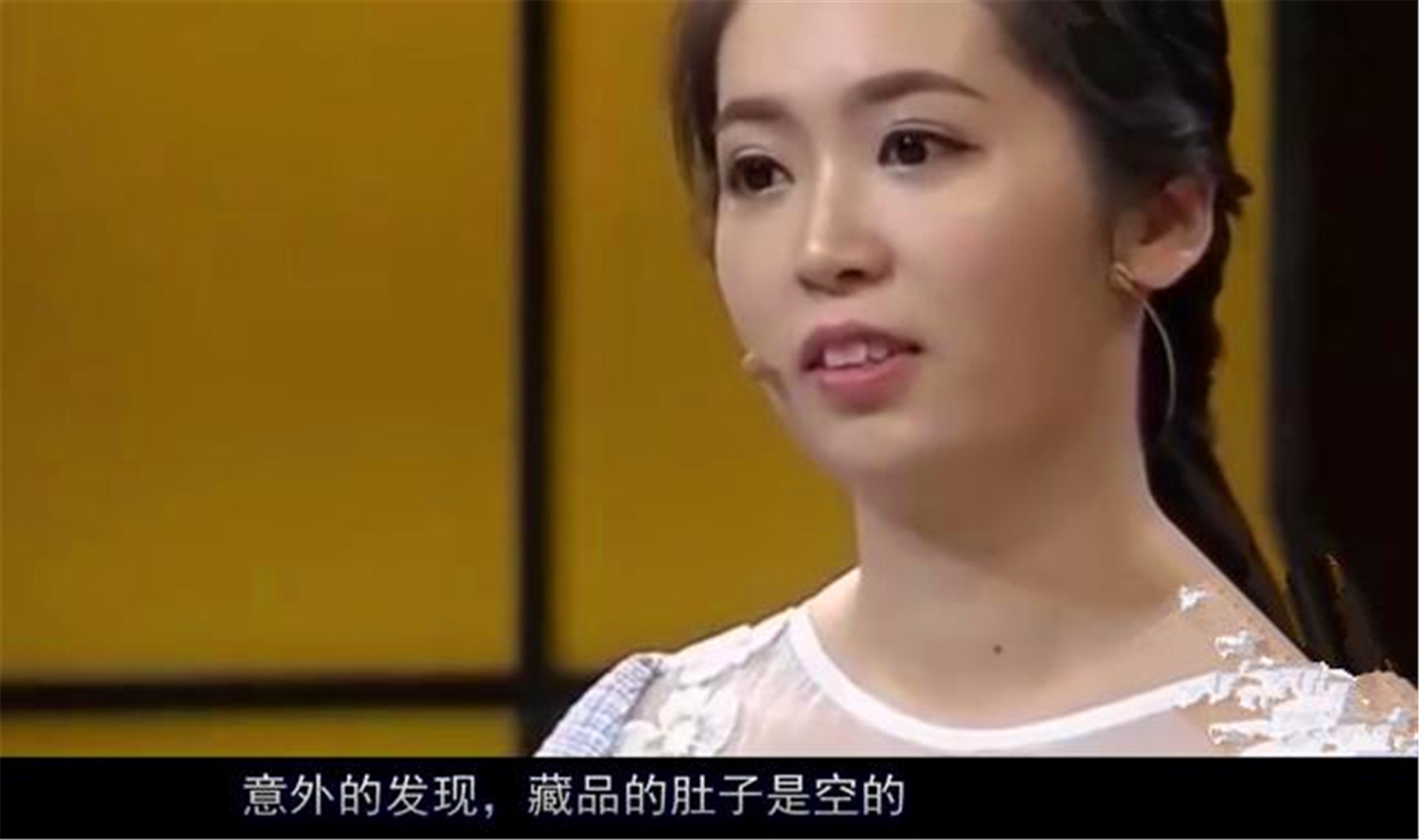 少女带“文殊菩萨”鉴宝，专家敲了敲肚子，脸色瞬变：里面有东西