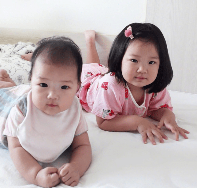 王祖蓝端午晒父女温馨，陪完小女儿抱大女儿，李亚男视角幸福满溢