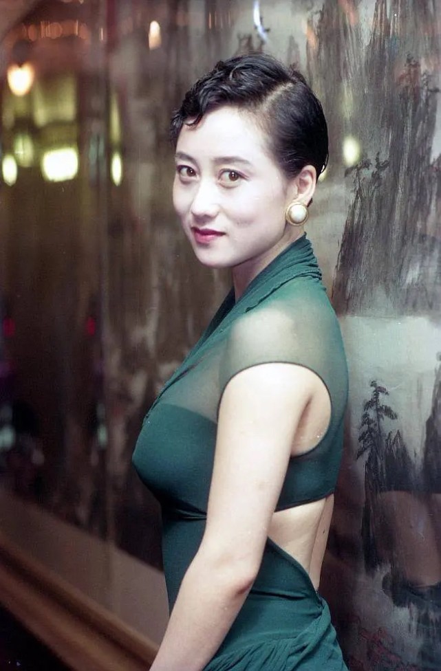 利智俩女儿晒照为她庆生，和李连杰结婚后退出娱乐圈，可惜了美貌