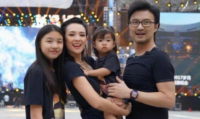 偶遇汪峰夫婦帶孩子用餐，章子怡跟小蘋果形影不離，母女關係親密