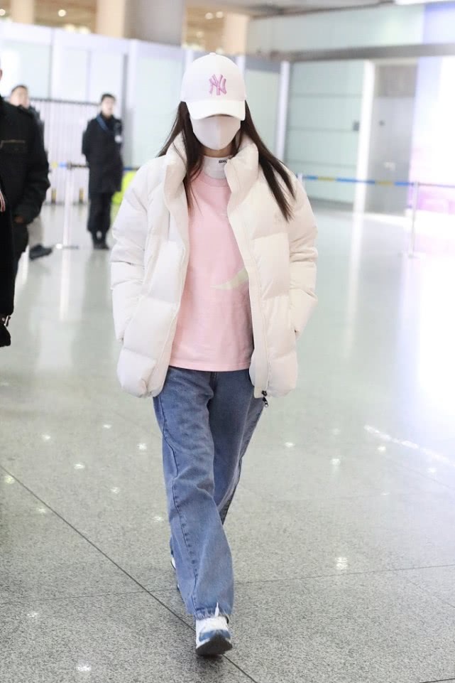 马伊琍带俩闺女走机场，穿面包服配紧身裤真瘦