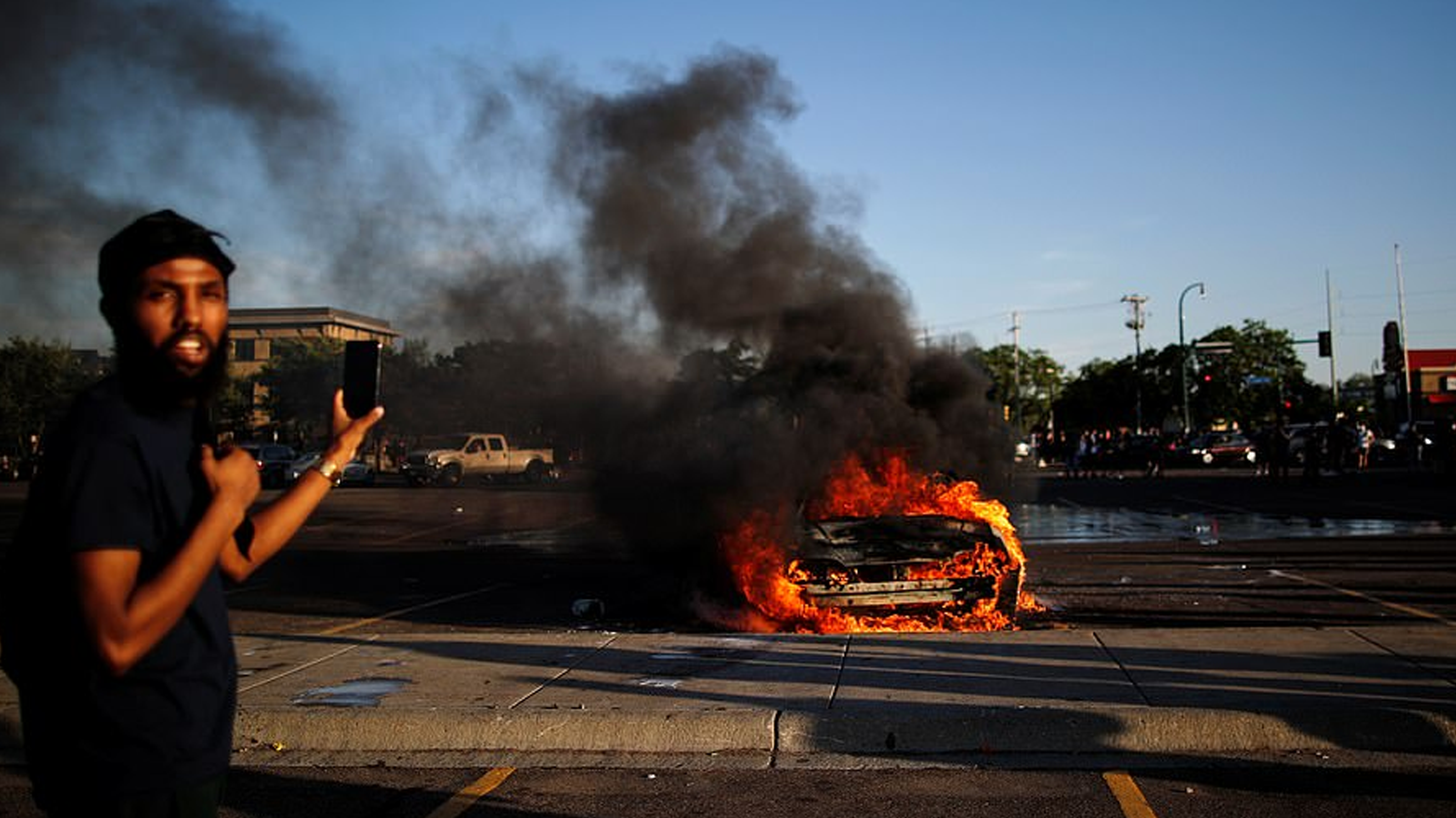 暴动者攻占警察局，直接点火烧毁，美国明尼苏达州不断冲突升级