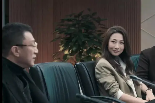 不愧是孙红雷老婆，穿一身白霸气十足，《扫黑风暴》演反派太绝