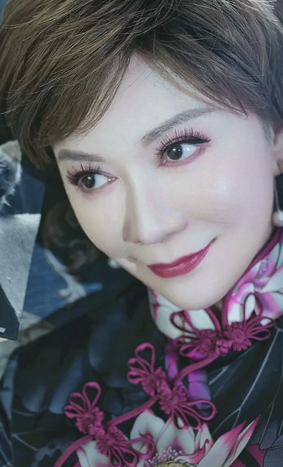 这次居然被蔡明美到了，58岁的年纪穿上旗袍后，身材比例真绝