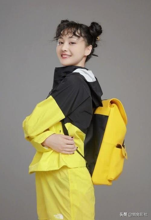郑爽新造型，小仙女化身邻家小妹妹，泡面刘海丸子头超可爱