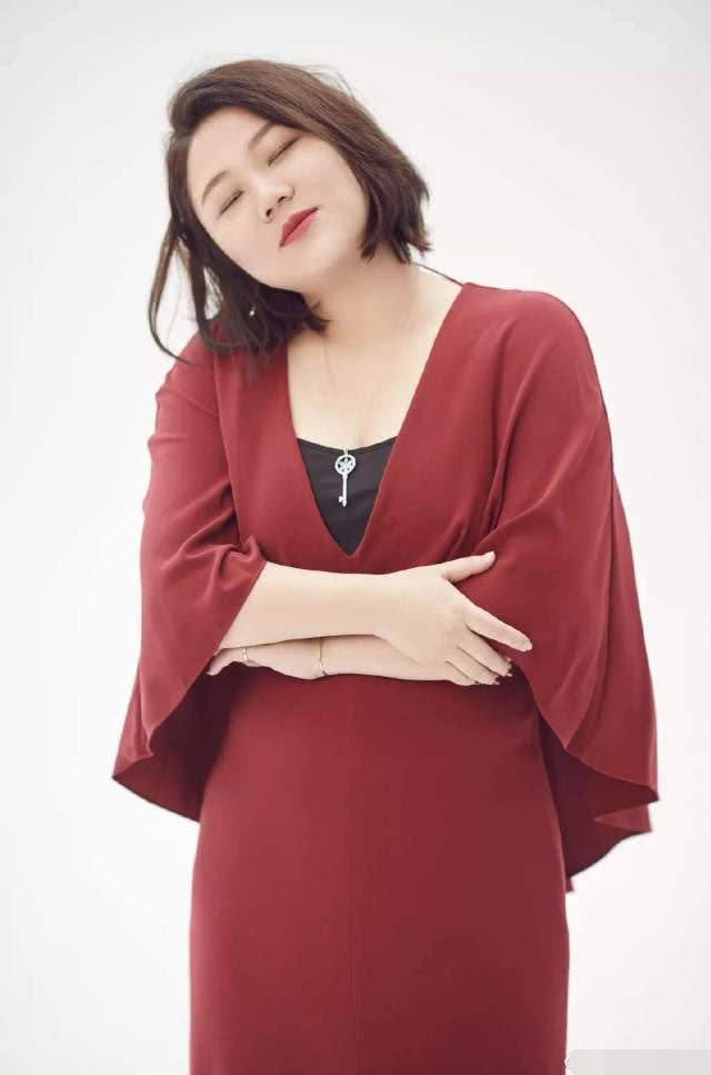 太能折腾！杨天真“炫耀”北大学历，大码女装