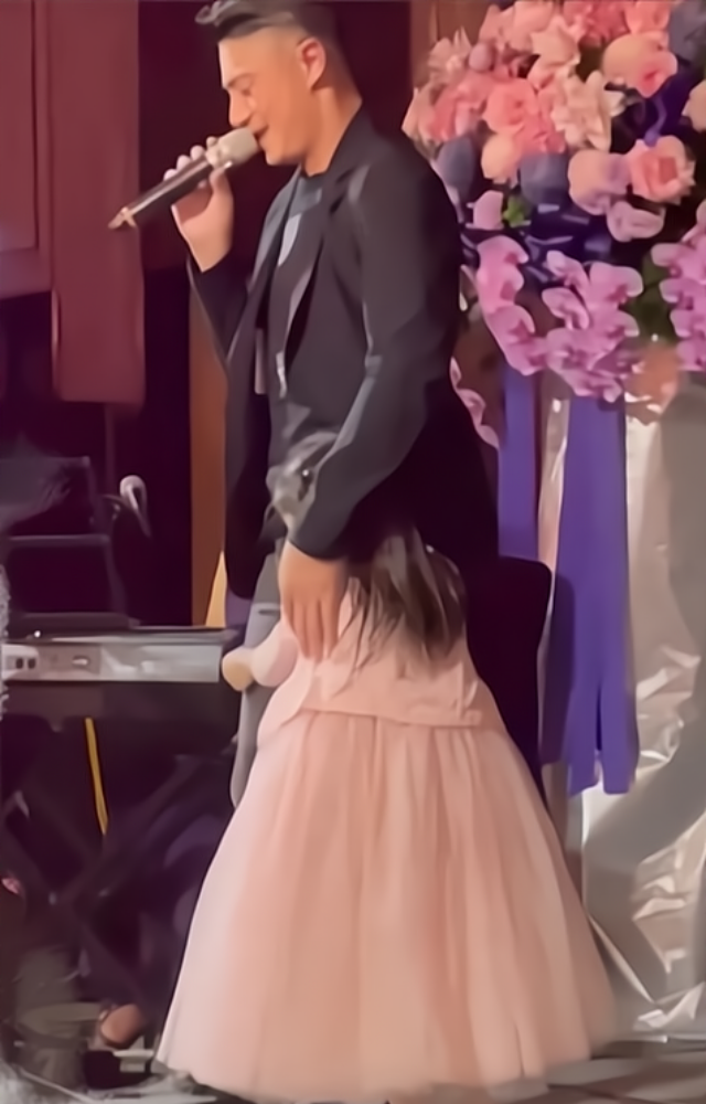 林心如素颜为爱女做蛋糕，穿家居服秀火辣身材，4岁小海豚似妈咪