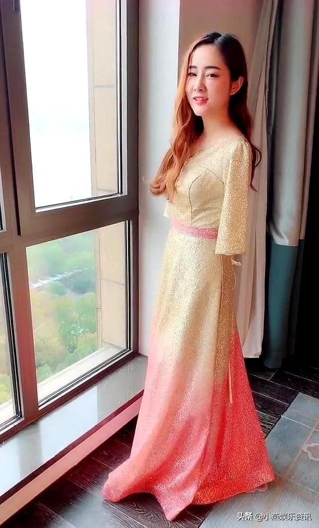 无臂伴娘意外走红 她穿好礼服后，站在窗前，那