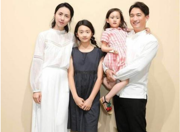 黄磊直言后悔生下三胎儿子，46岁的年龄差很无奈，引起家长共鸣