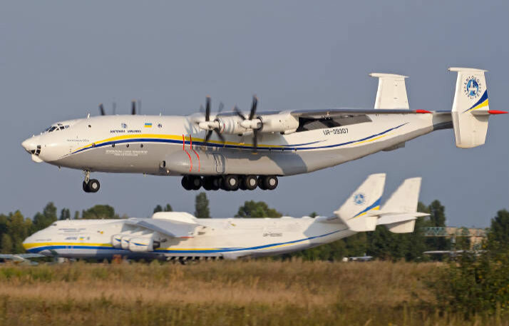 两种世界最大的飞机，居然凑一块了