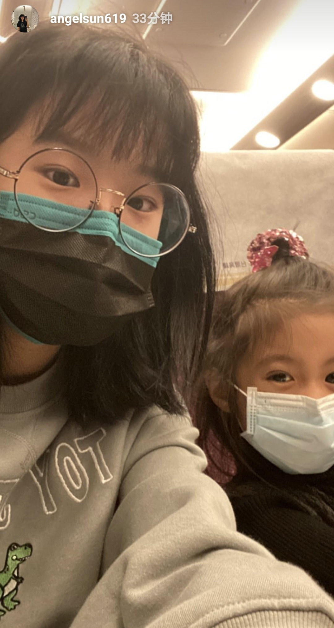 贾静雯圣诞节晒照，咘咘收获礼物造型甜美，波妞虎牙抢镜像小恶魔