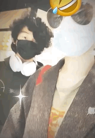 張柏芝帶兩個兒子逛街被偶遇，兄弟倆乖巧隨行，身邊還有保鏢護駕