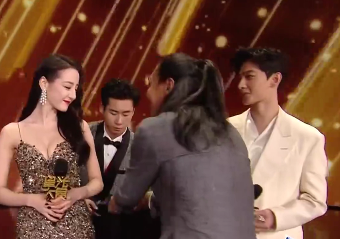 有人暗暗发糖，有人尴尬互动，星光大赏内场真