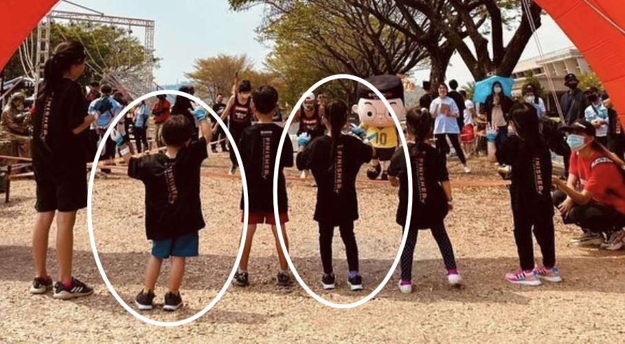 昆凌參加親子運動，女兒搬輪胎不嬌氣，弟弟高冷比耶成Q版周杰倫