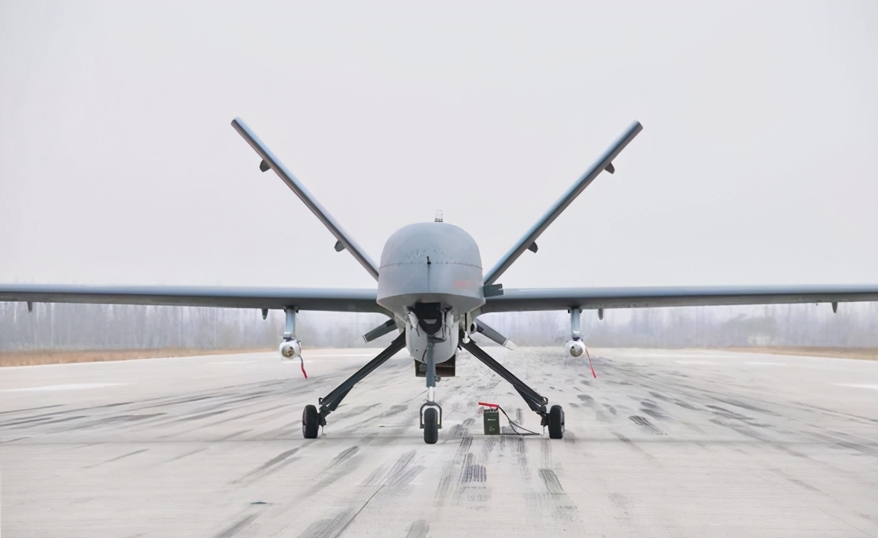 中国彩虹4堪称无人机界的AK47，翼展比“全球鹰”