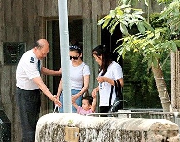 郭富城大女儿近照曝光，越来越漂亮像爸爸，经纪人小美忍不住宠她