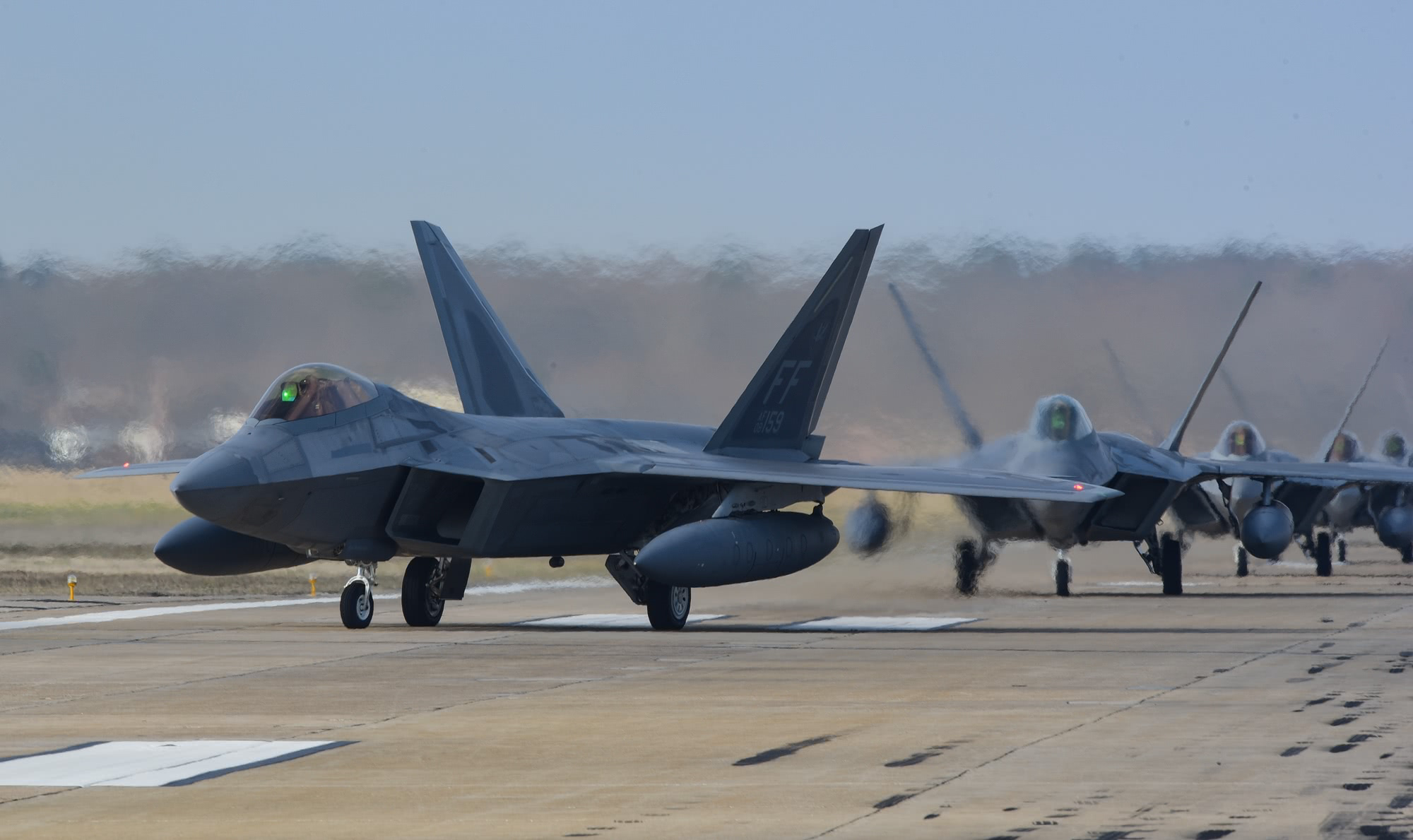 美军异想天开：26架F22凑一起合影，就能让中国屈服？