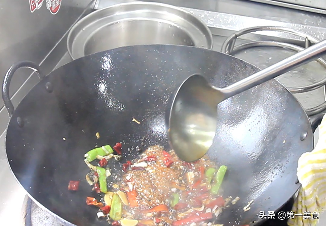 图片[6]-厨师长分享风味茄子的家常做法 只用一种调料 茄子酥脆又入味-起舞食谱网