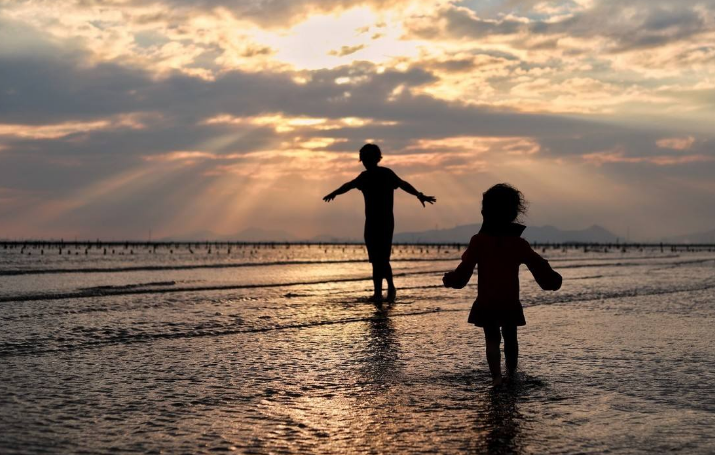 陈小春六一晒二娃照、爆英文名，弟弟表情“狰