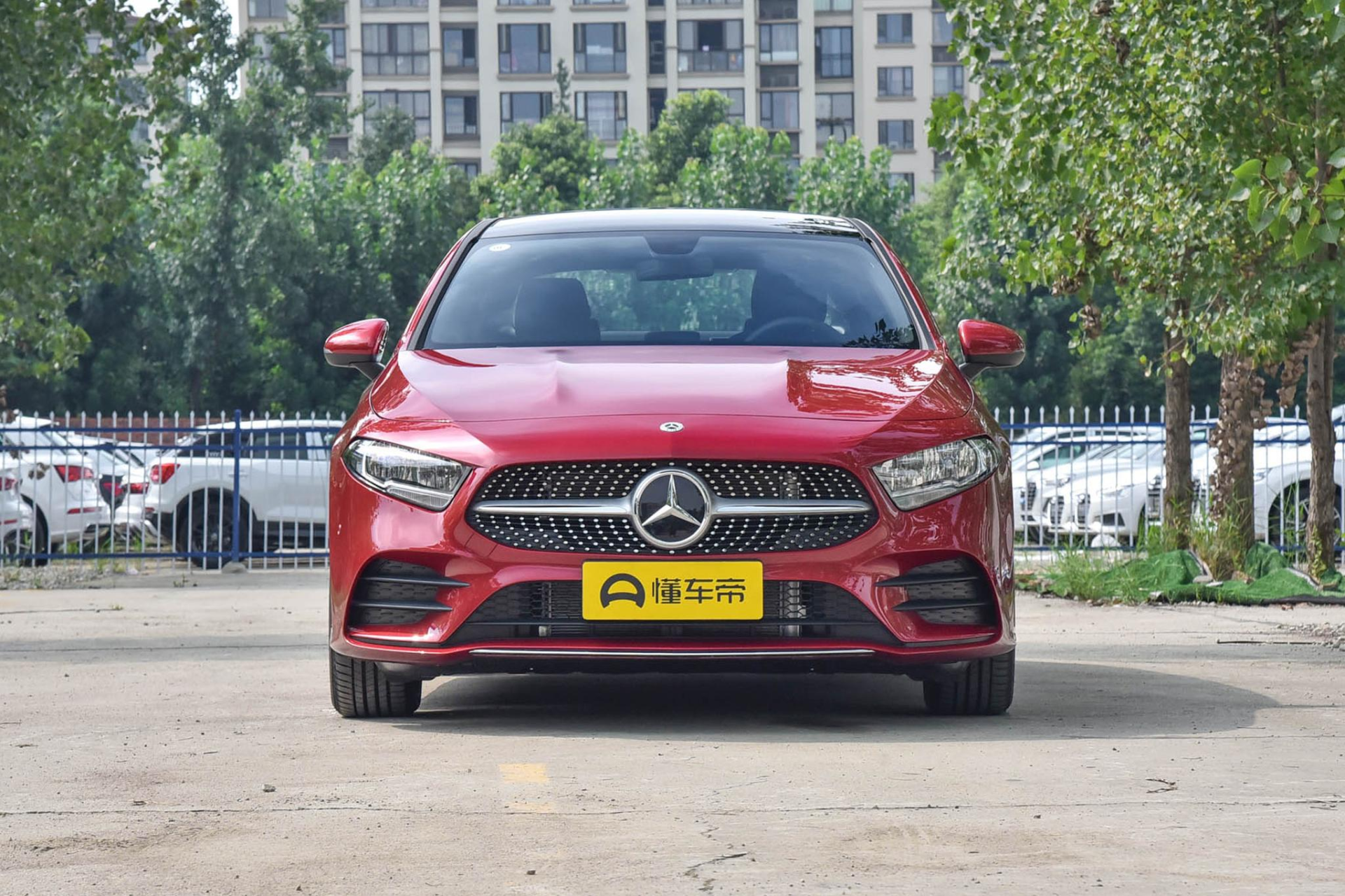 最便宜的奔驰,奔驰a级降至13.76万,一年销量68063台