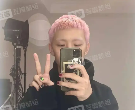 “乔英子”李庚希被曝恋情，男方是摇滚乐手，两人有多个同款配饰