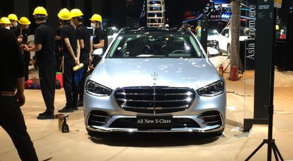 北京车展，新款奔驰S级实车现身，外观前卫激进，内饰大屏成焦点