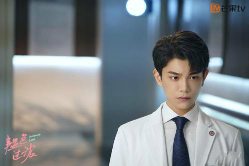 从广告模特到影视演员，新剧搭档流量小花，成