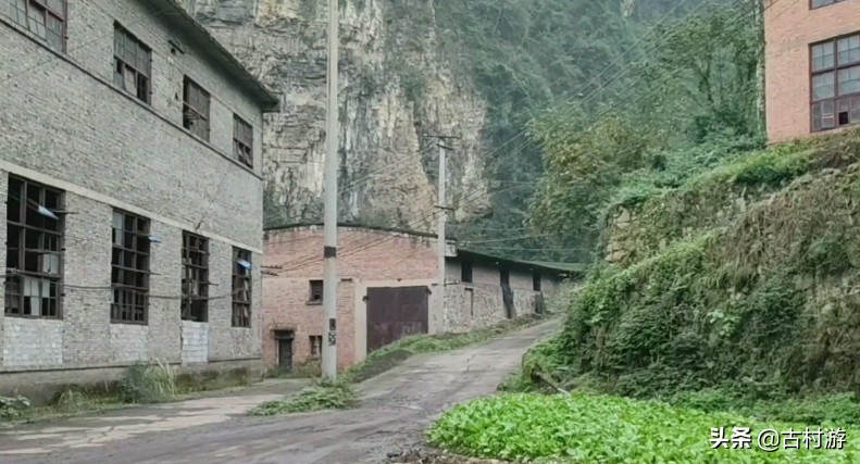 重慶深山的重炮兵工廠，山洞車間高三層樓，靶場(chǎng)還有炮彈炸的大洞