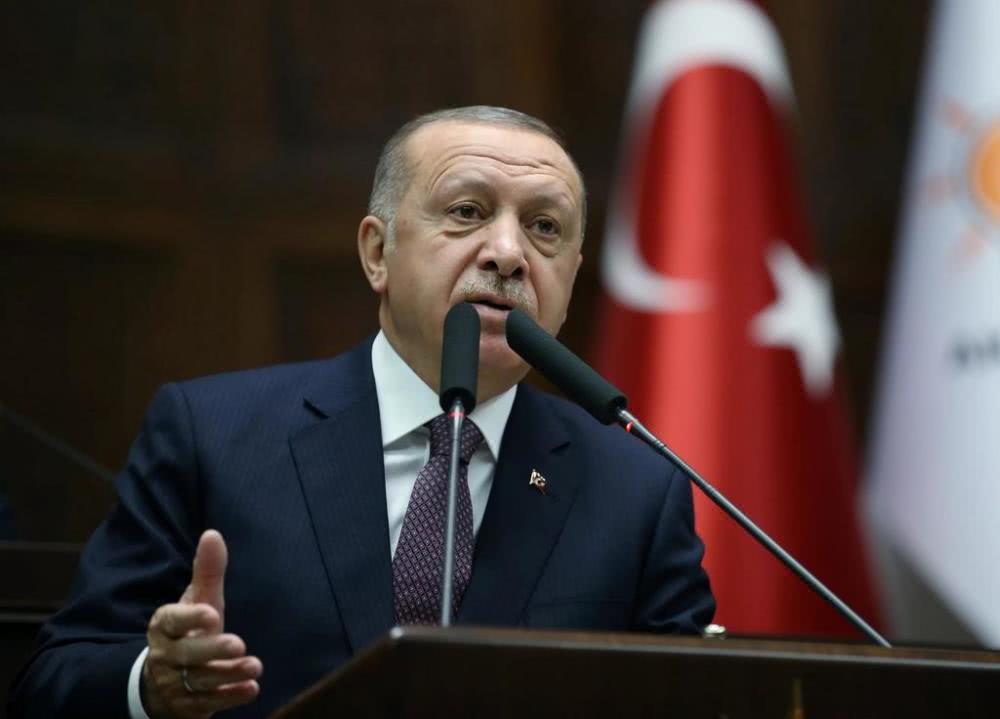 埃尔多安撑不住了，转头向美国，土耳其暂停购