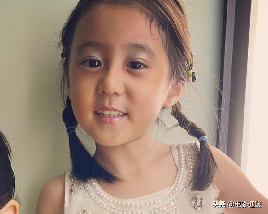 修傑楷女兒在家上課，5歲咘咘成亮點，拿掉眼鏡後的模樣絕絕子