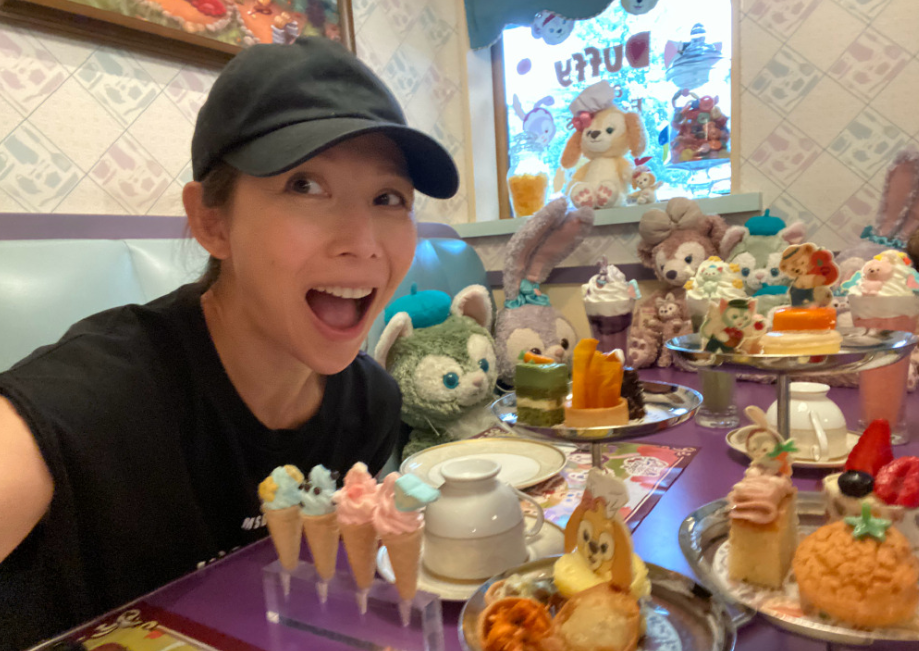 蔡少芬携闺蜜迪士尼游玩庆生童心未泯，和洪欣儿子自拍秒变迷妹