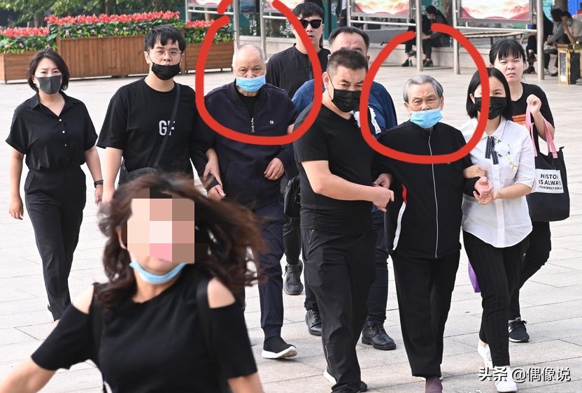 黄子韬父亲追悼会现场曝光！设置简陋，赵奕欢现身，亲属显崩溃